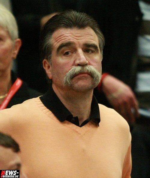 Handball Bundestrainer Heiner Brand schaute sich das Spiel in der Eugen Haas ...