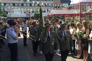 bergneustadt schuetzenfest ntoi abmarsch aller majesterten kompanien sparkasse