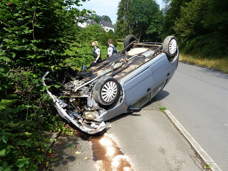 Engelskirchen: Unfall! PKW überschlagen. Fahrzeug blieb auf dem Dach liegen  »