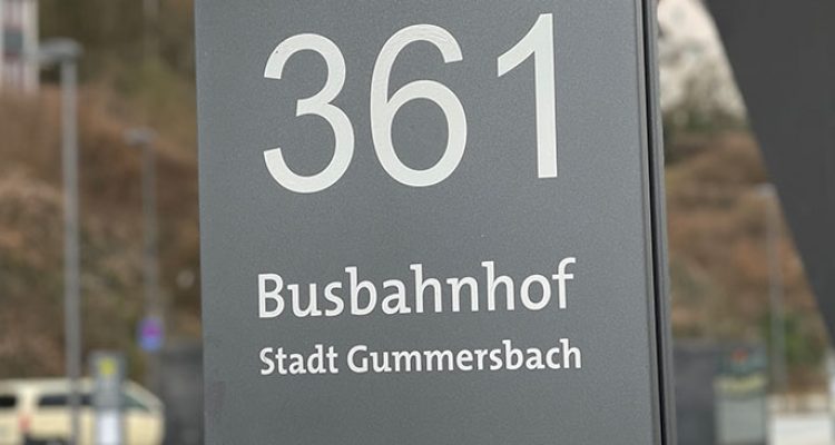 Aggressive Szenen am Busbahnhof Gummersbach: 30-Jähriger leistet Widerstand und wird von der Polizei festgenommen