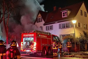 pulheim geyen flammen ntoi wohnzimmer feuerwehr