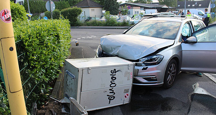 Promille-Schock: 2,6 Promille (Bergisch Gladbach) VW-Fahrer verursacht Unfall im Kreisverkehr