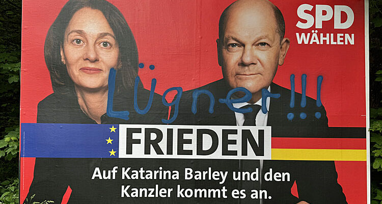 SPD-Wahlplakat in Bergneustadt beschmiert: Frieden oder Täuschung? SPD WÄHLEN: FRIEDEN. ´Lügner!!!´ Wahlplakat zur Europawahl mit Olaf Scholz und Katarina Barley