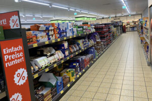 Überfall auf Supermarkt in Bergneustadt: Mann (35) bedroht Kassiererin mit Messer