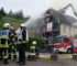 Dachstuhlbrand in Derschlag-Klosterstrasse (Exklusives Video): 2 Feuerwehrleute verletzt. 50 Wehrmänner der Feuerwehr Gummersbach im Einsatz. Totalschaden am Gebäude