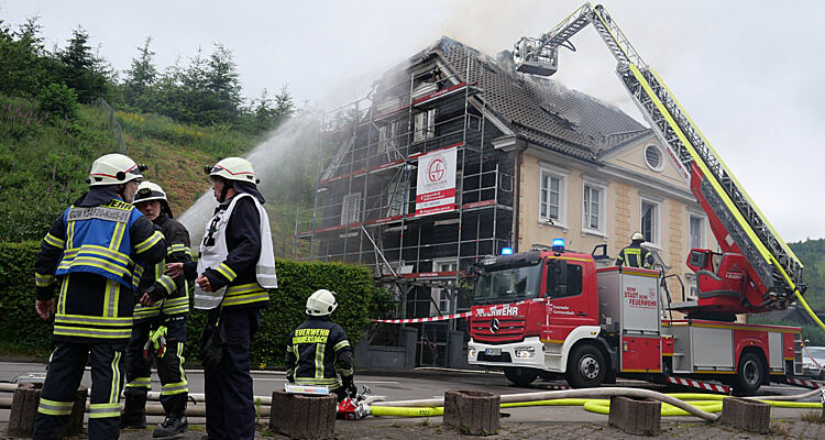 Dachstuhlbrand in Derschlag-Klosterstrasse (Exklusives Video): 2 Feuerwehrleute verletzt. 50 Wehrmänner der Feuerwehr Gummersbach im Einsatz. Totalschaden am Gebäude