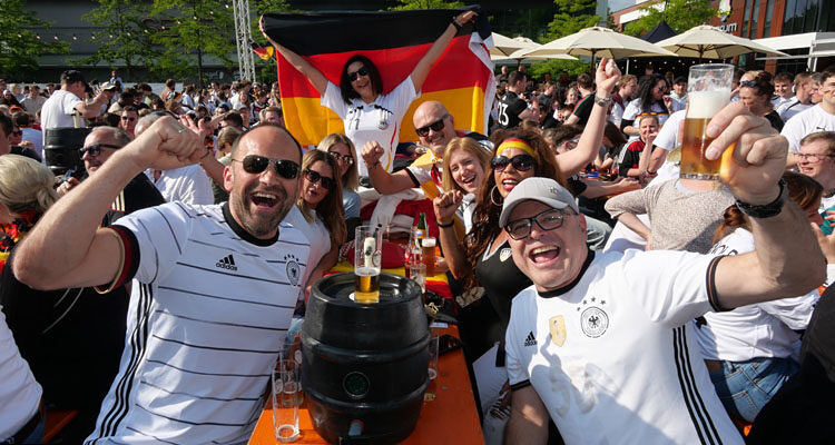 GER/HUN Fussball #EM2024: Public Viewing in Oberberg (Sommerbiergarten Gummersbach) 500 Fans feiern Sieg gegen Ungarn. Gündogan glänzt (Mit Video aus GM)