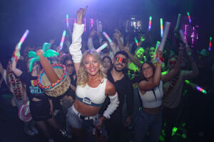Schnelle Brille, heiße Beats!: Nancy Franck begeisterte zur Mallorca-Party im Club Phoenix Gummersbach