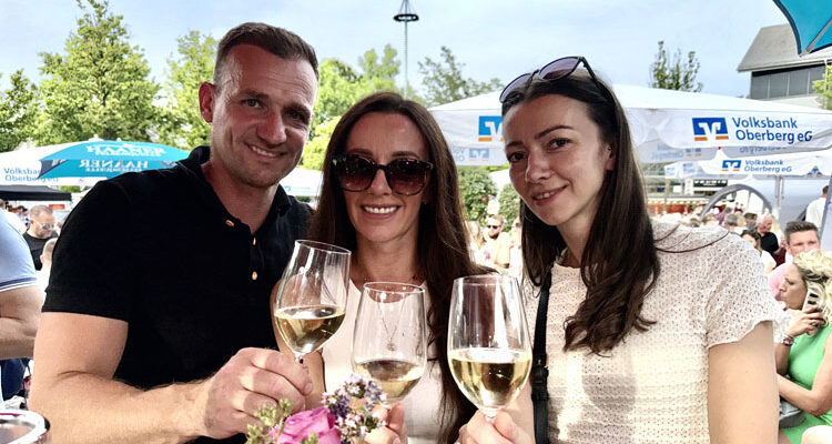Waldbröler Weinfest 2024 erfolgreich – Waldbröl feierte sein Weinfest auf dem Marktplatz! Winzer, Gastronomen und Besucher hoch zufrieden