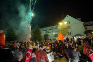 EM2024: AUT-TUR 1:2 TÜRKIYE Bergneustadt FAN-Emotions 02.07.2024 Österreich vs. Türkei (Mit Video) Autokorso, Fussball-Party, Feiern