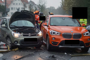 Schwerer Verkehrsunfall in Engelskirchen-Hardt: Verletzter Fahrer (32) auf der Olpener Straße im BMW X1 eingeklemmt