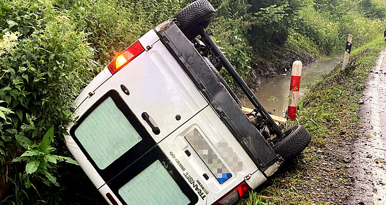 Unfall in Lindlar-Stolzenbach (L299) Ford Transit überschlägt sich. Fahrer betrunken