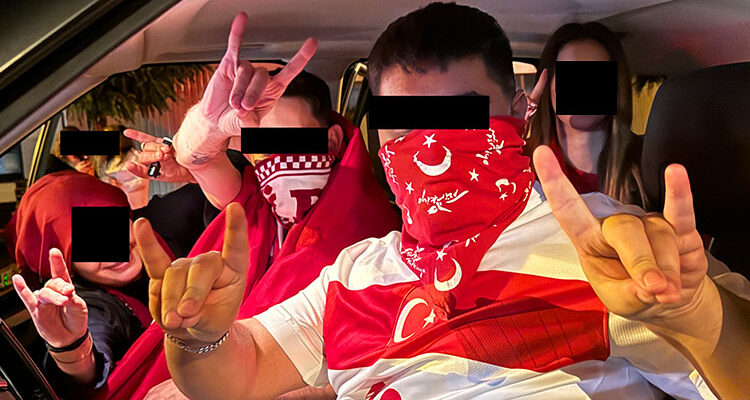 Wolfsgruß bei jungen Türken in Deutschland im Trend: Die Wahrheit über Bozkurtlar