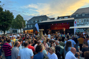 live Treff Drolshagen: Dukes Trio begeisterte Rockfans auf dem Marktplatz. Live-Musik bei 23 Grad ohne Eintritt