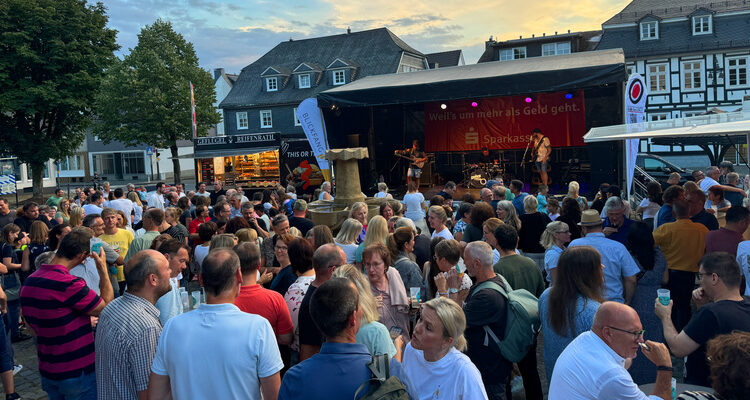 live Treff Drolshagen: Dukes Trio begeisterte Rockfans auf dem Marktplatz. Live-Musik bei 23 Grad ohne Eintritt