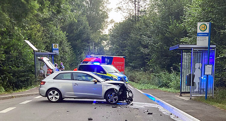 Nümbrecht: Schwerer Unfall auf der L320 an Einmündung Holsteins-Mühle fordert drei Verletzte