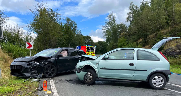 Bergneustadt Unfall: Frontalcrash in der Norwegerkurve!! 2 Verletzte. Südring stundenlang gesperrt