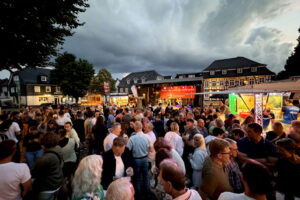 Musik verbindet: „live Treff Drolshagen“ auf dem Marktplatz begeistert Hunderte. JoJo-Weber-Band: Authentischer Rock