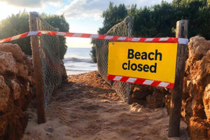 beach.closed mallorca massentourismus aktivisten ntoi straende demo