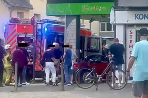 Unfall vor Blumenladen (Köln Porz-Ensen) Roter Mazda Cabrio prallt gegen Poller vor Ladenfront. 2 Leicht verletzte Personen