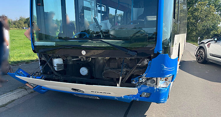 Bus-Unfall (Gegenverkehr) bei Waldbröl: Fahrer (24) mit gesundheitlichen Problemen am Steuer