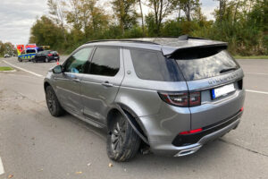 Marienheide: Unfall auf der L306 – Hoher Schaden, junge Fahrerin (22) verletzt