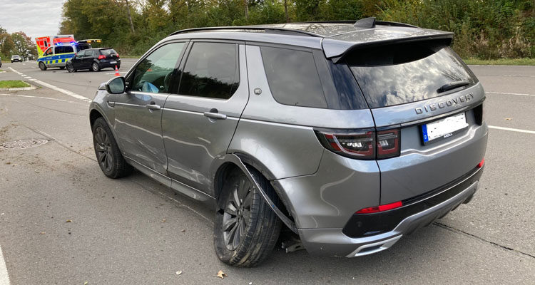 Marienheide: Unfall auf der L306 – Hoher Schaden, junge Fahrerin (22) verletzt